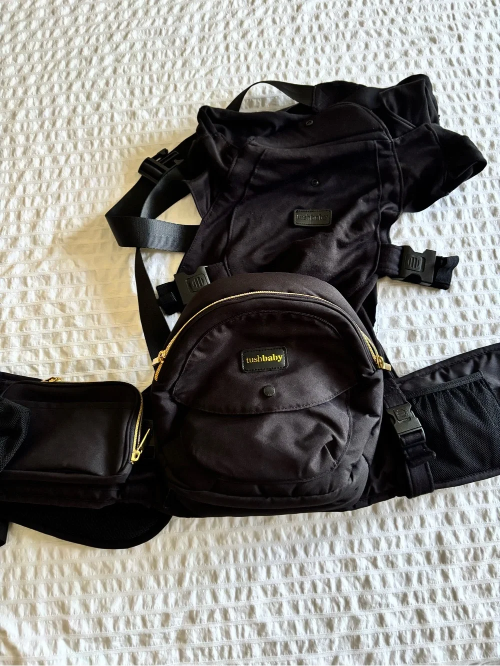 Tushbaby Black Baby Hip Seat Carrier with Hands-Free Attachment